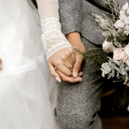 Par, der holder i hånd efter at være blevet gift