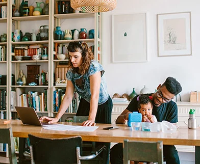 Familie sidder i stue og ansøger på LendMe