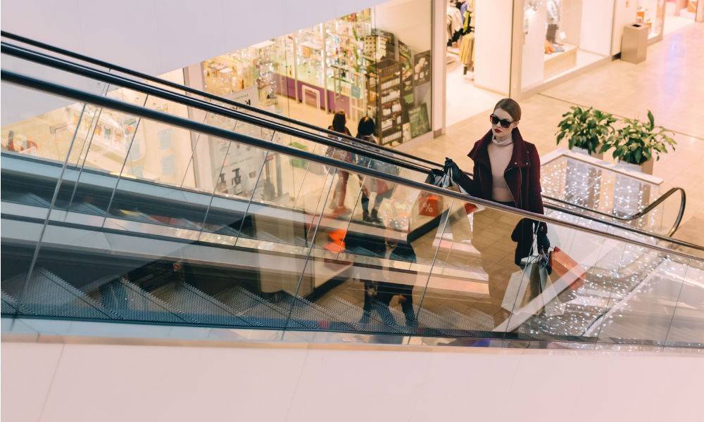 dame på rulletrappe