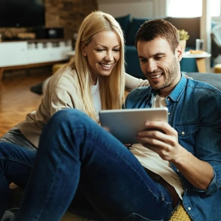 Par leder efter billige lån online på en tablet